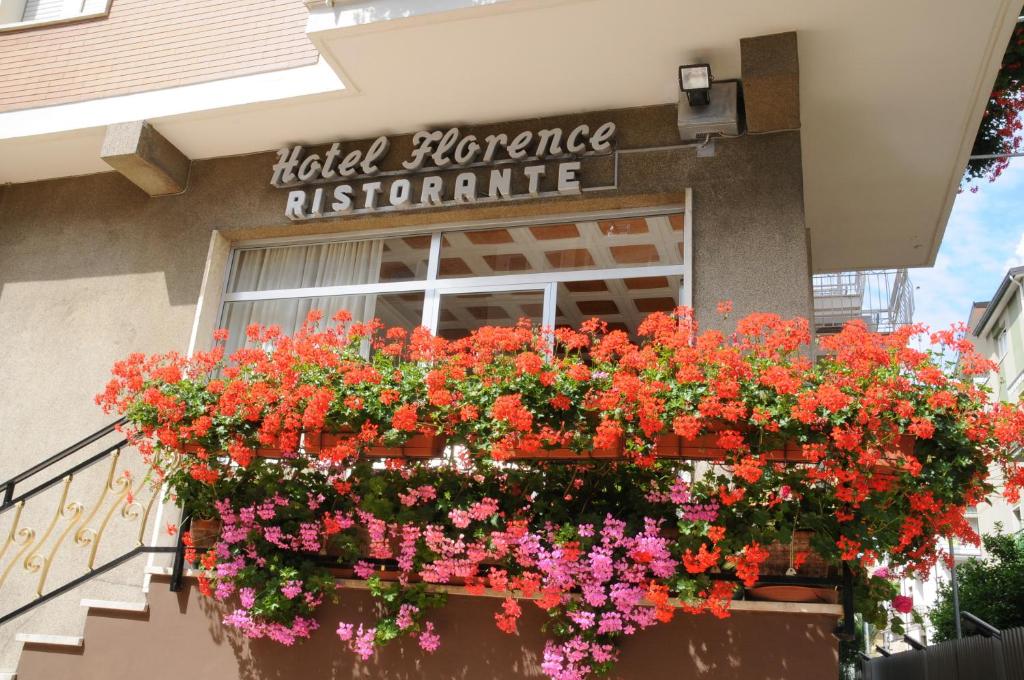 okno z wejściem do hotelu z kwiatami w obiekcie Hotel Florence w mieście San Benedetto del Tronto