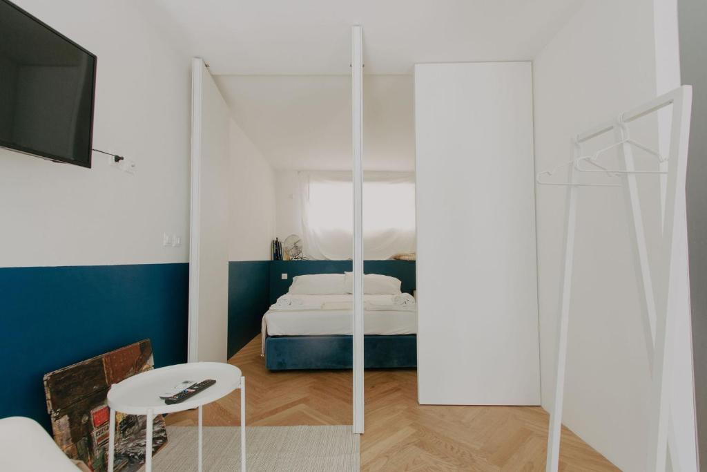 a bedroom with a bed and a table and a mirror at da COSO in Ripatransone