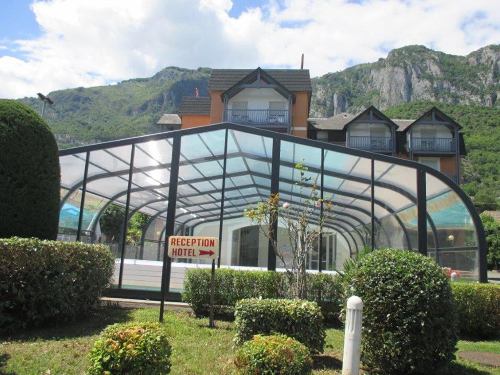 Nespecifikovaný výhled na hory nebo výhled na hory při pohledu z hotelu