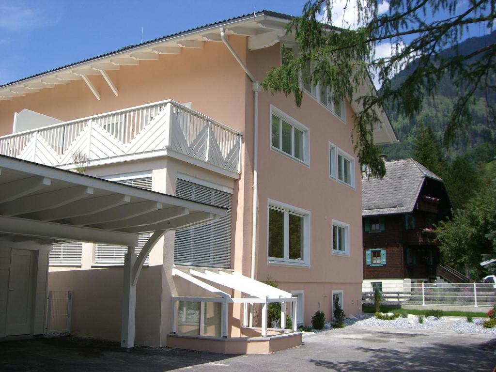 un edificio rosa con balcón en la parte superior en Starapartments, en Bad Hofgastein
