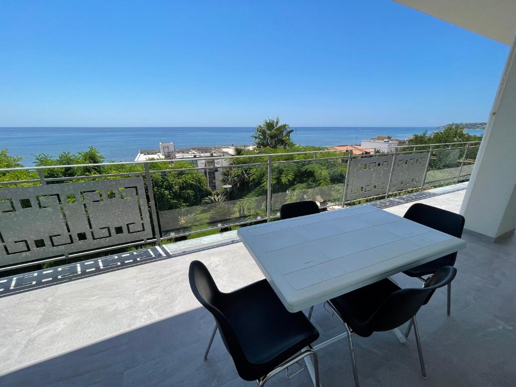 Vista generica sul mare o vista sul mare dall'interno dell'appartamento