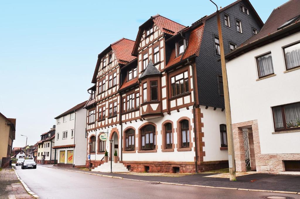 rząd budynków na ulicy miejskiej w obiekcie Hotel Zur Hallenburg w mieście Kurort Steinbach-Hallenberg