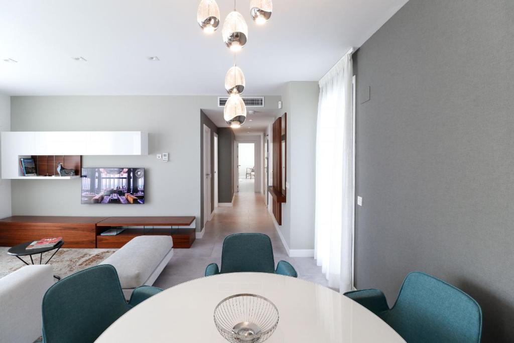 Posedenie v ubytovaní Penthouse with Large Roof Terrace & Plunge Pool