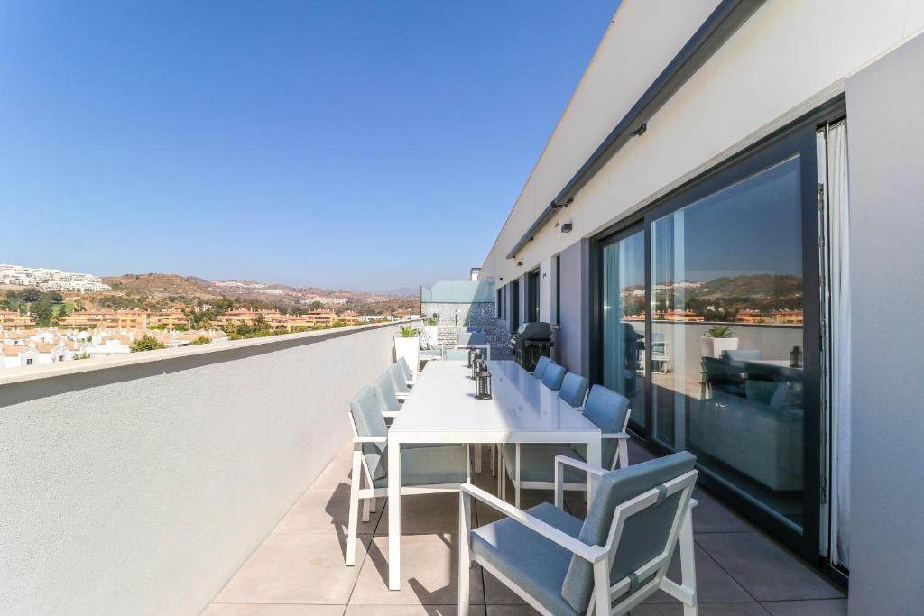 Balkón alebo terasa v ubytovaní Penthouse with Large Roof Terrace & Plunge Pool