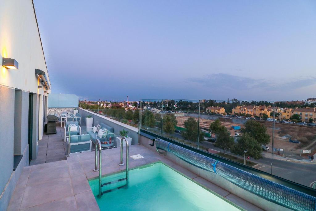 Bazén v ubytovaní Penthouse with Large Roof Terrace & Plunge Pool alebo v jeho blízkosti