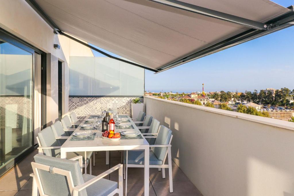 Balkón alebo terasa v ubytovaní Penthouse with Large Roof Terrace & Plunge Pool