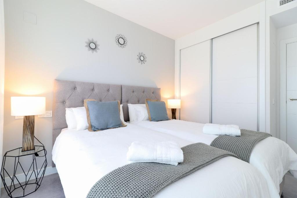 Posteľ alebo postele v izbe v ubytovaní Penthouse with Large Roof Terrace & Plunge Pool