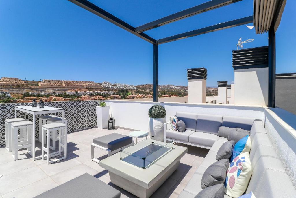 Balkón alebo terasa v ubytovaní Penthouse with Large Roof Terrace & Plunge Pool