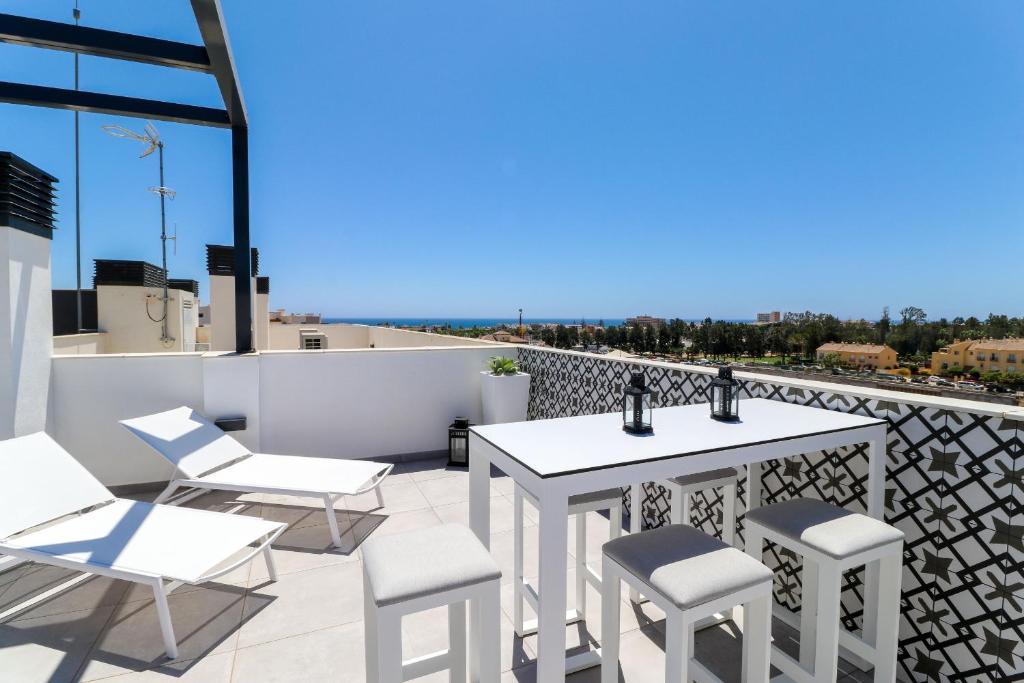 Balkón alebo terasa v ubytovaní Penthouse with Large Roof Terrace & Plunge Pool