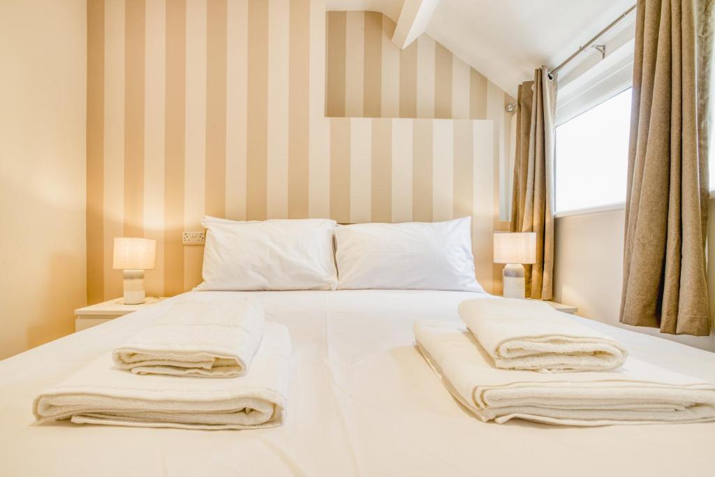 Spacious City Center 2 Bed Apartment Free Wifi - Housity