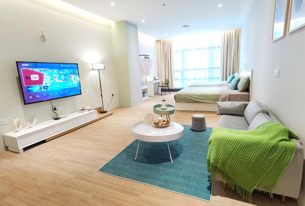 un soggiorno con un divano e una TV di The Yaraville - Bangsar South Mid Valley a Kuala Lumpur