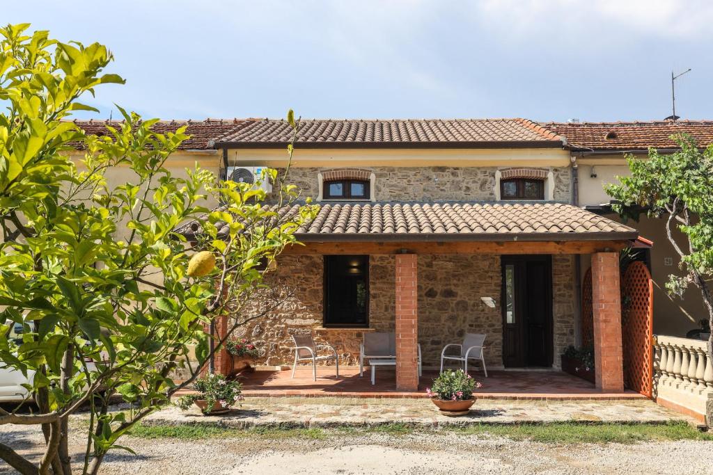 a brick house with a patio in front of it at Dimora dei Greci 1 in Paestum