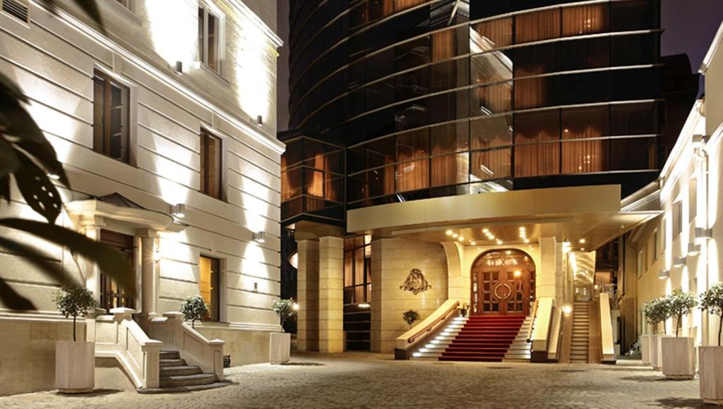 budynek ze schodami prowadzącymi do budynku z oświetleniem w obiekcie Nobil Luxury Boutique Hotel w Kiszyniowie