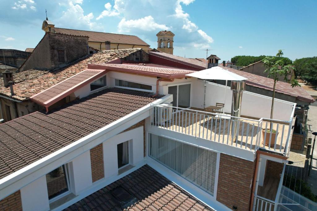 vista di un edificio con balcone e ombrellone di Rosa's House a Vazzano