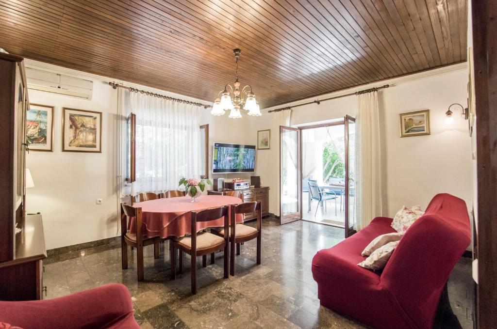Televízia a/alebo spoločenská miestnosť v ubytovaní Villa Venus