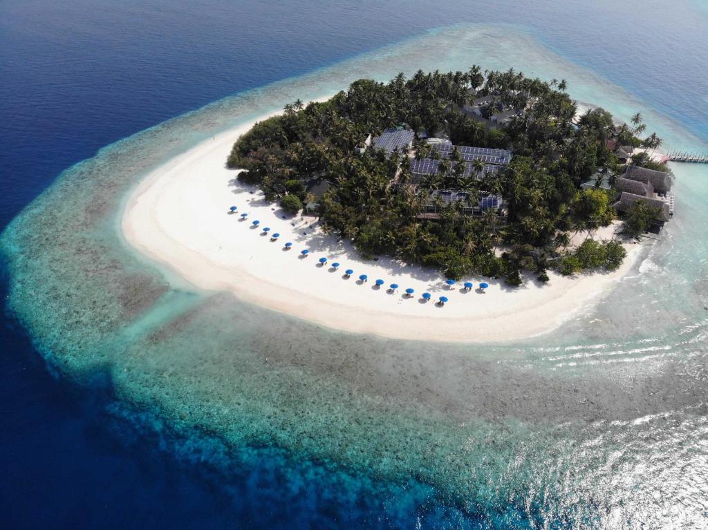 una isla con un complejo en medio del océano en Malahini Kuda Bandos Resort en North Male Atoll