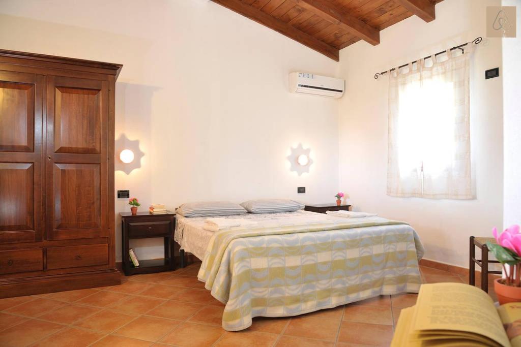 1 dormitorio con 1 cama grande en una habitación en Agriturismo Didone, en Dorgali