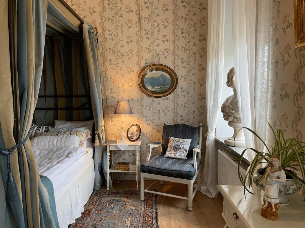 Postel nebo postele na pokoji v ubytování Nääs Slott