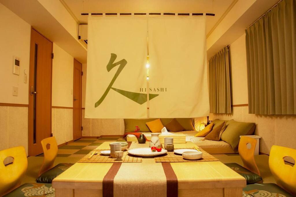 A seating area at 久Hisashi新栄店民泊