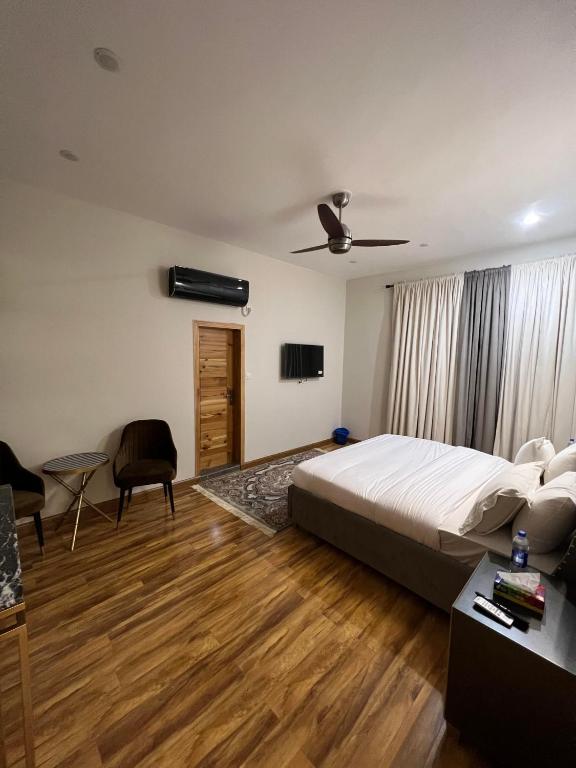 ISLE OF HIGHLAND TOURS Guest House - Deluxe King Room