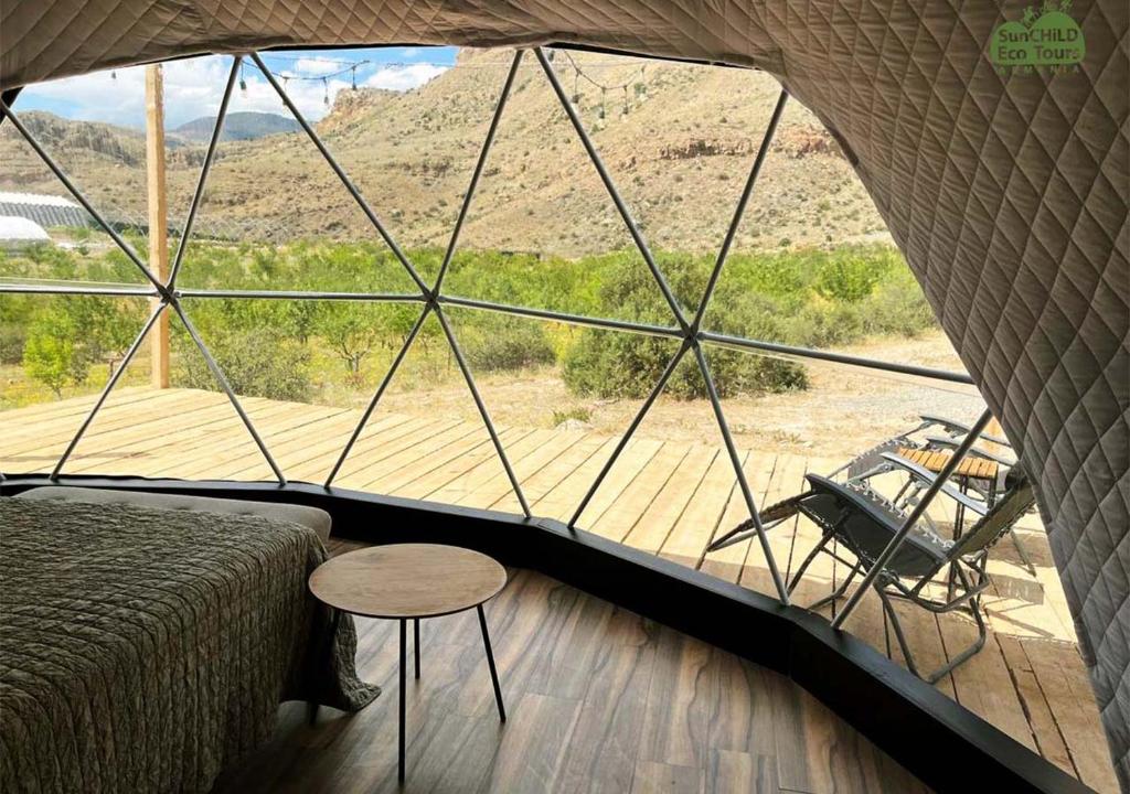 Nespecifikovaný výhled na hory nebo výhled na hory při pohledu z luxury tent