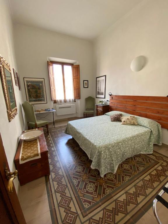 - une chambre avec un lit, une table et une fenêtre dans l'établissement AdriHome, à Florence