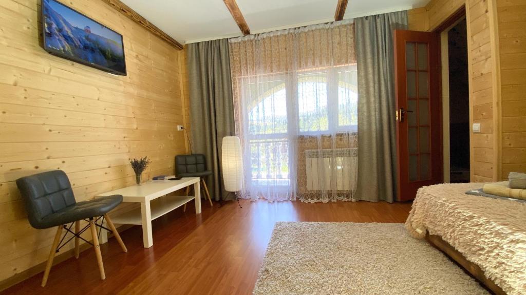 Чотири сезони - Family Room With Mountain View