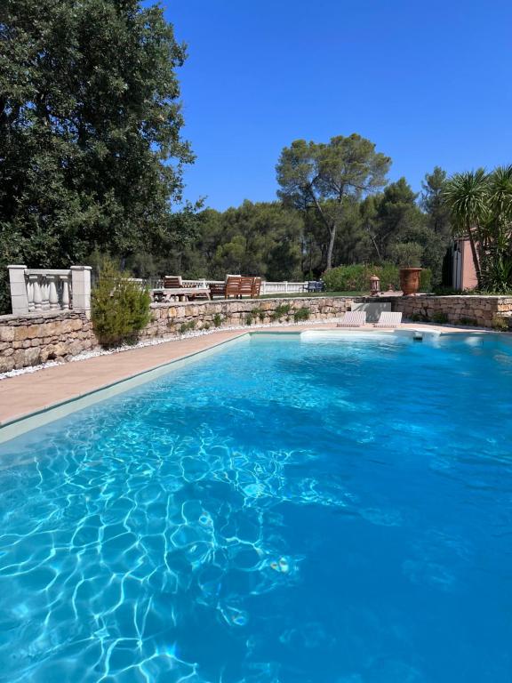 une grande piscine d'eau bleue dans l'établissement La Farigoule, à Aix-en-Provence