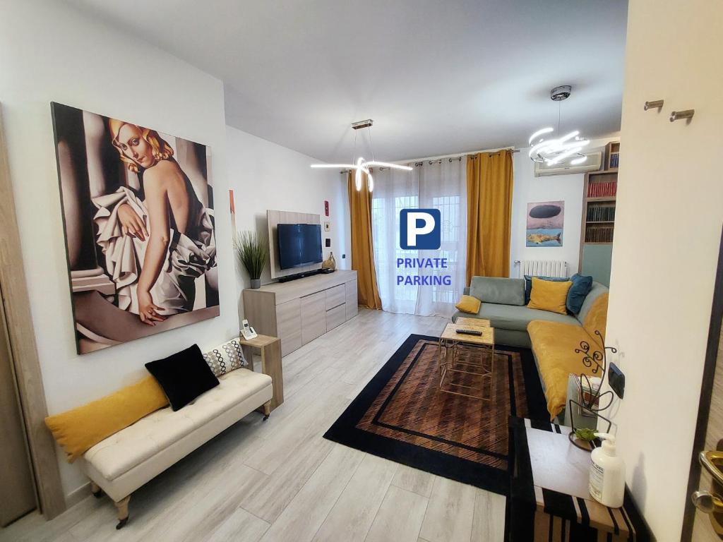 - un salon avec un canapé et une télévision dans l'établissement Luminoso appartamento a pochi minuti da Duomo e Fiera, à Milan