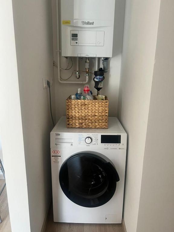 pralka z kuchenką mikrofalową w obiekcie Edmond Apartment w Hévízie