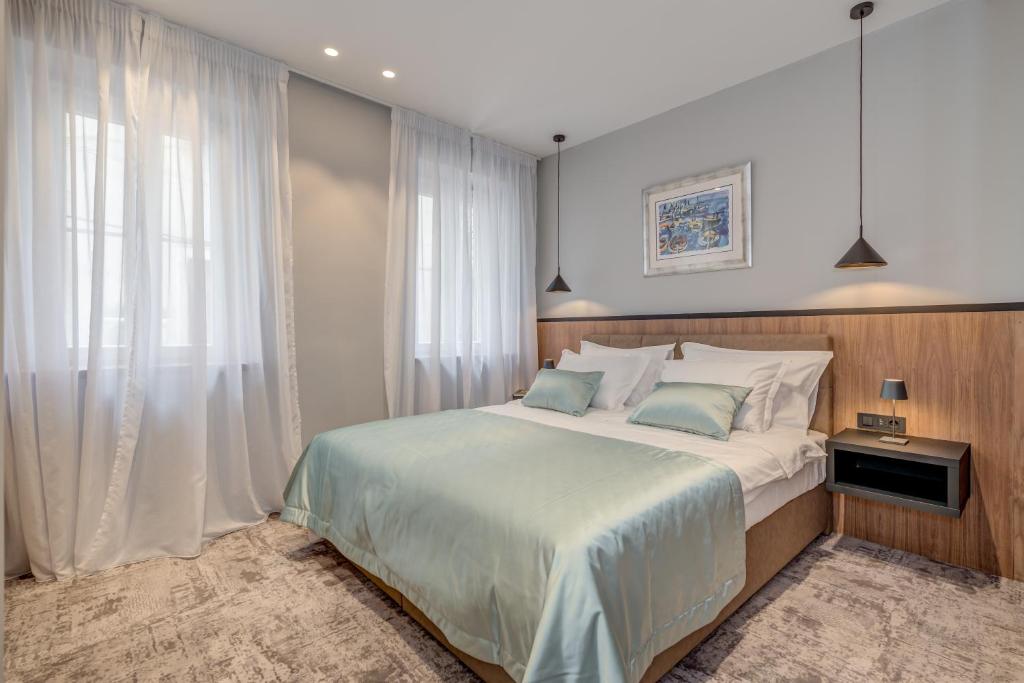 Un dormitorio con una cama grande y una ventana en Makarun Heritage Rooms en Split