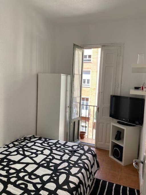 A bed or beds in a room at Parque El Retiro Madrid