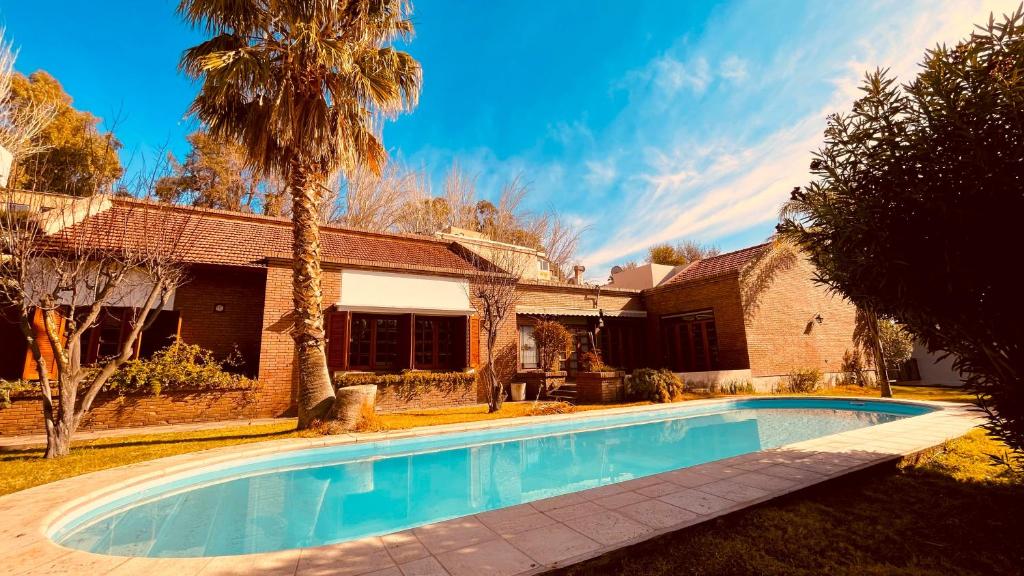 una piscina frente a una casa en Blue Sky Mendoza en Mendoza