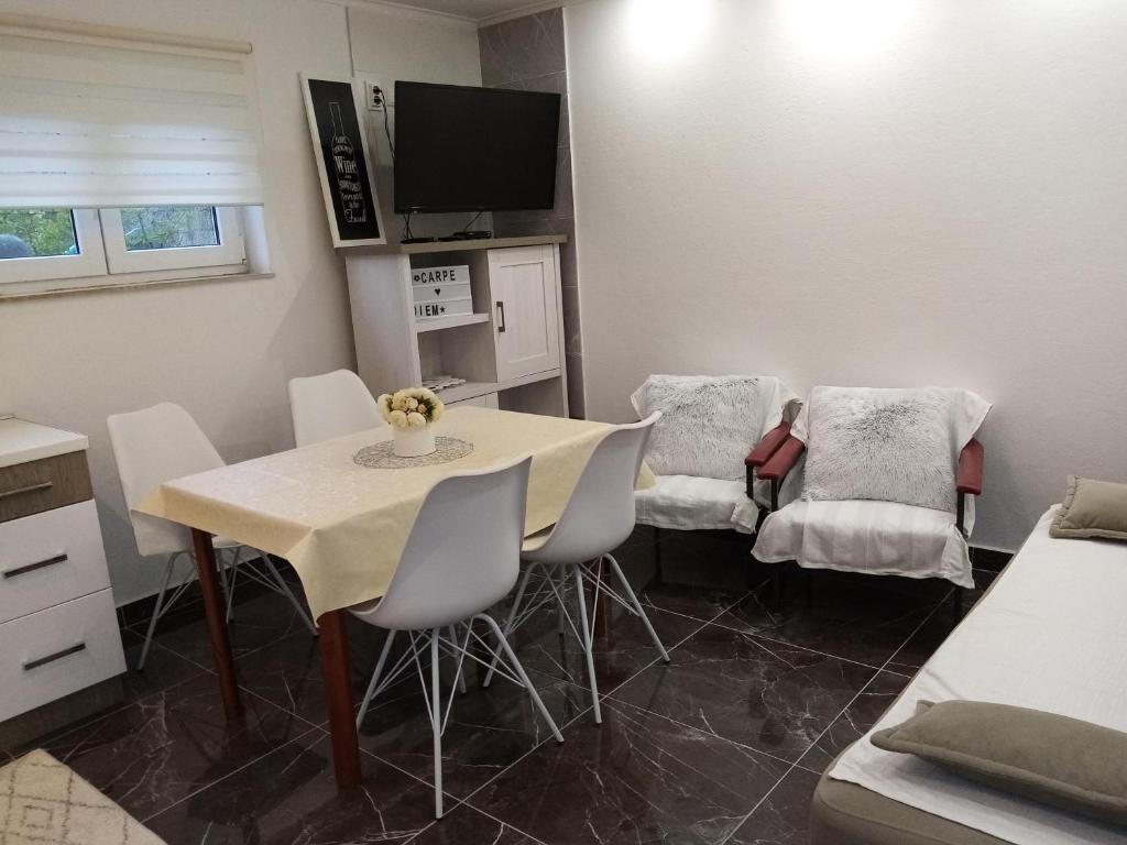 Spacious 3-Bedroom Apartment-Free Parking- Split