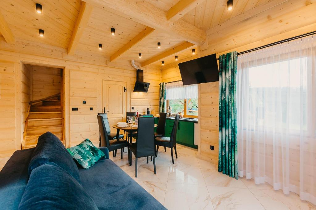 Televízia a/alebo spoločenská miestnosť v ubytovaní Osada Małe Ciche DOMEK z Bali