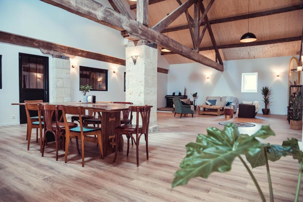 Posezení v ubytování Surf & Skate house, ancien chai viticole.