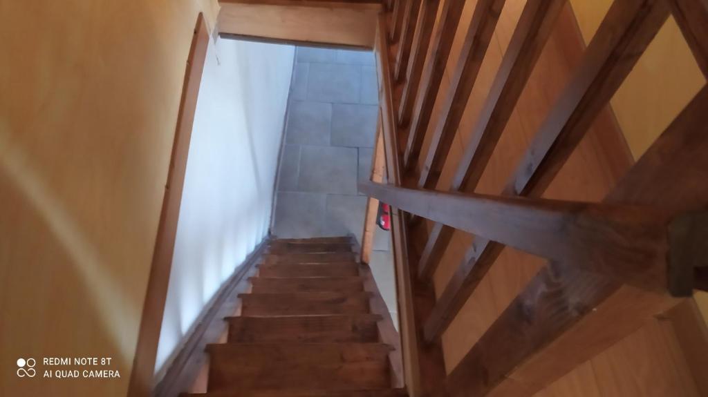 a stairway in a house with a white curtain at gîte des Templiers, appartement meublé pour 4 personnes à la campagne à 10min de la côte d&#39;opale et de la baie de Somme in Conchil-le-Temple