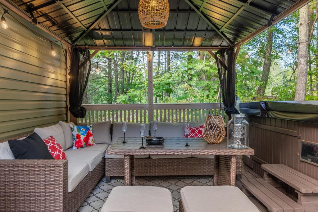 Posezení v ubytování Stunning 3br Waterfront Lake Cottage Hottub&sauna