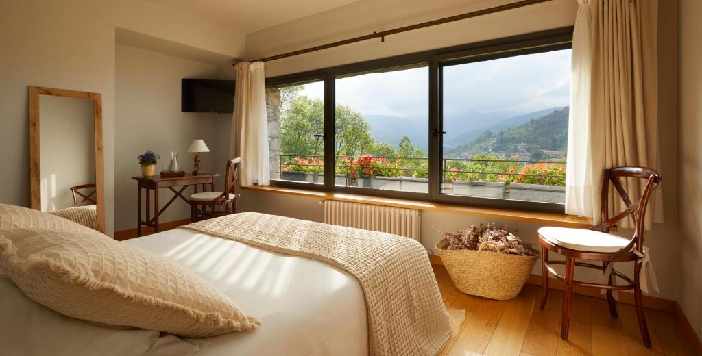 Nespecifikovaný výhled na hory nebo výhled na hory při pohledu z hotelu