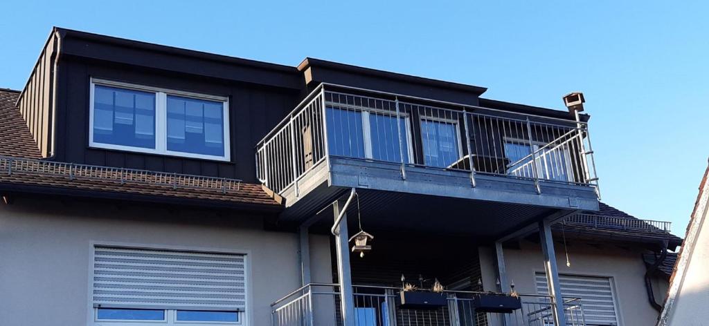 a house with a balcony on top of it at Ferienwohnung Blaßneck in Zirndorf