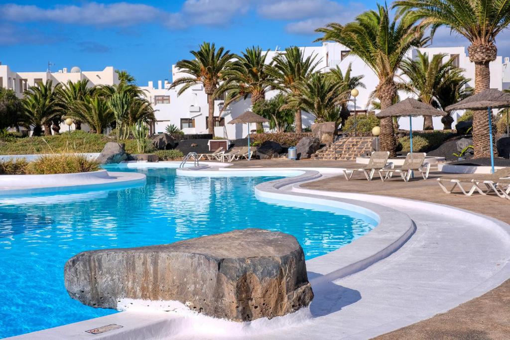basen z kamieniem w środku w obiekcie Los Molinos Luxury y Relax w Costa Teguise