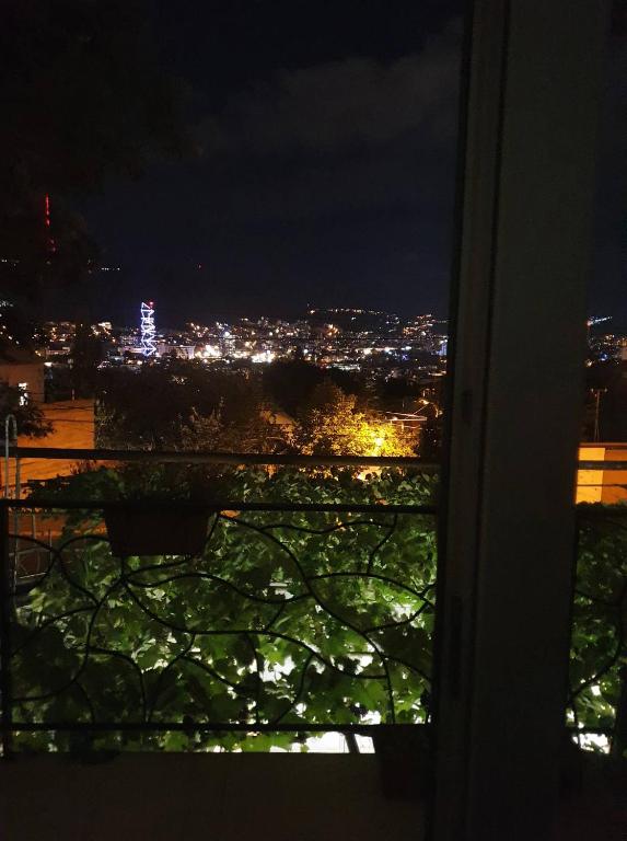 Nespecifikovaný výhled na destinaci Tbilisi nebo výhled na město při pohledu z penzionu