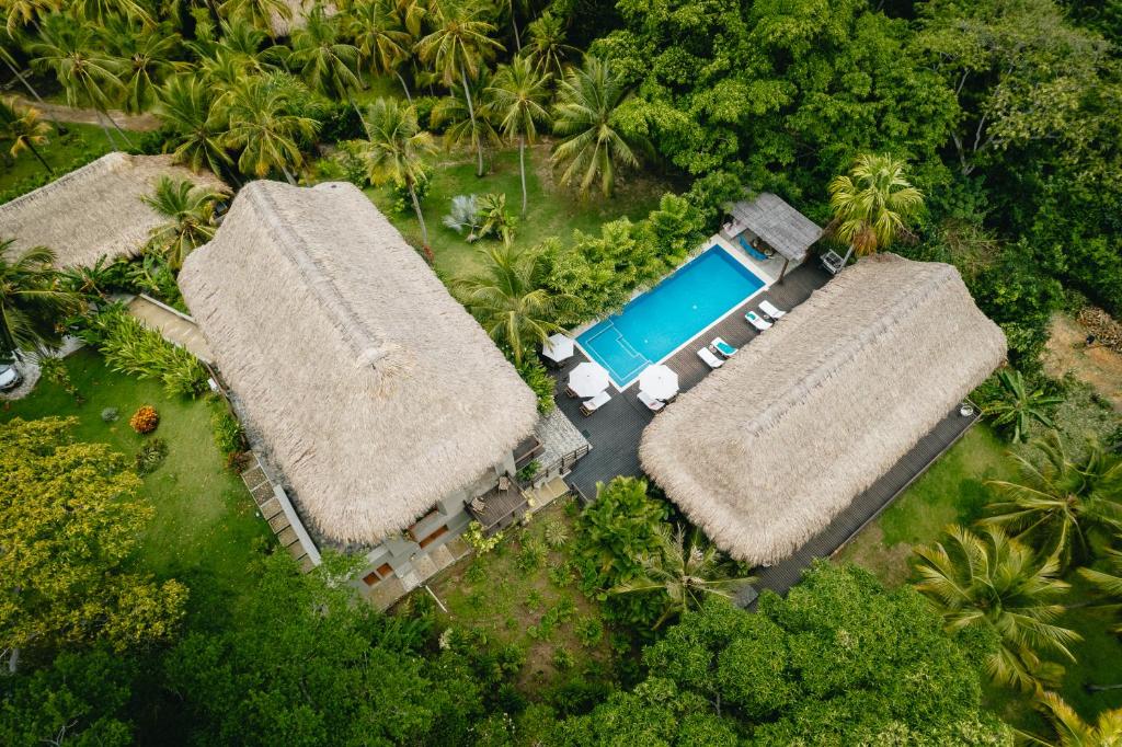 una vista aérea de una casa con piscina en Casa Origen en Los Naranjos