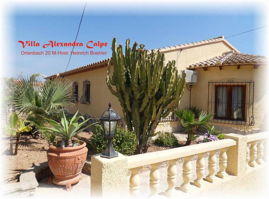 dom z białym płotem i roślinami w obiekcie Villa Alexandra Calpe w mieście Calpe