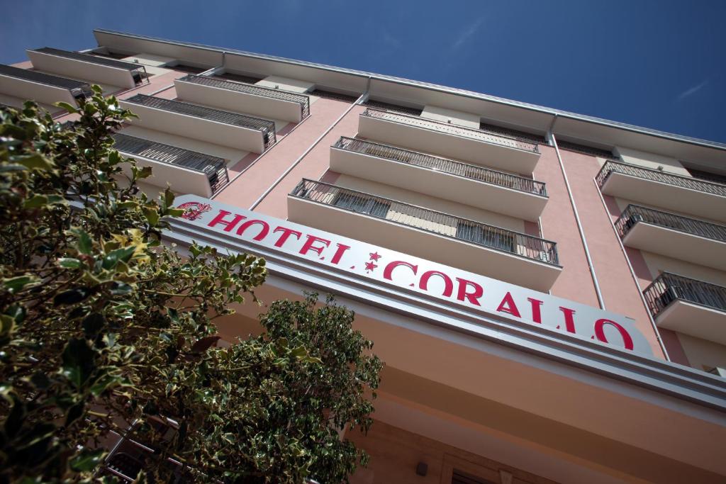 un edificio con un hotel para una señal de aire en él en Hotel Corallo en Villapiana