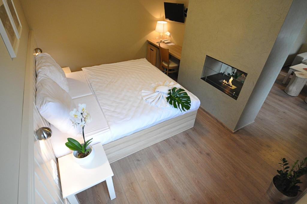 Postel nebo postele na pokoji v ubytování Wellness Hotel Bozeňov