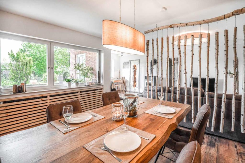 comedor con mesa de madera y sillas en Ferienwohnung Rhön (Er) Leben, en Sondheim