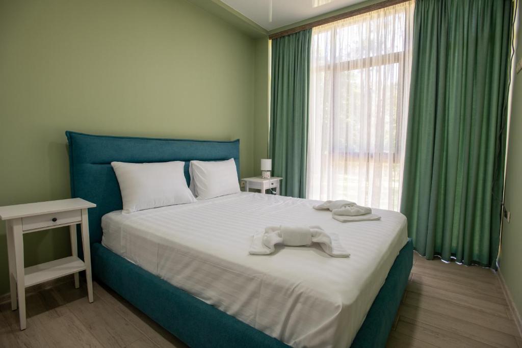 Postel nebo postele na pokoji v ubytování Buxus Hotel Shekvetili