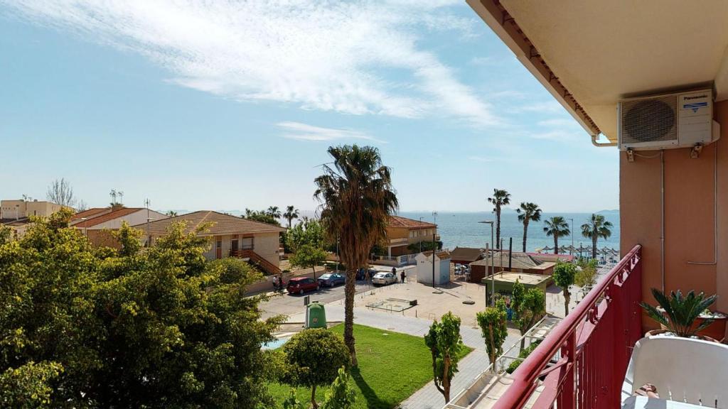 un balcón de una casa con vistas al océano en Casa Todo Verde-A Murcia Holiday Rentals Property, en Los Alcázares