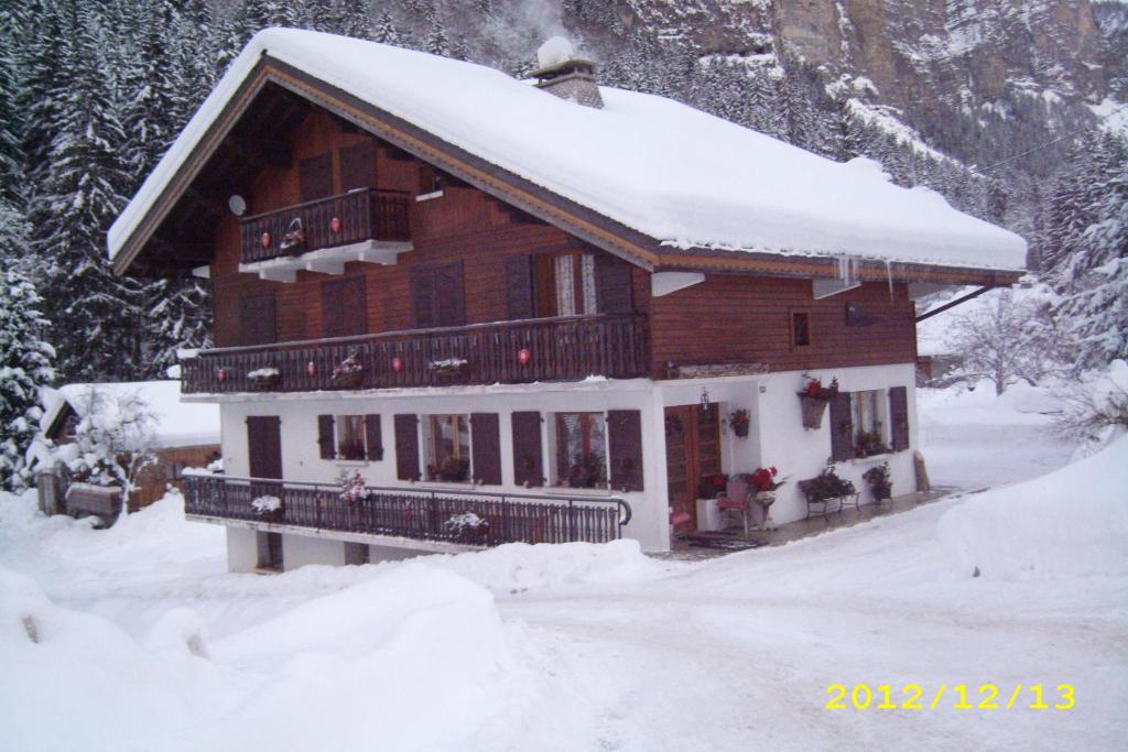 ein Blockhaus im Schnee mit Schnee in der Unterkunft Chalet "Sous l'saix" in Morzine